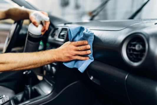 Plastiques ternes, secs ou blanchis ? Voici comment leur redonner vie !