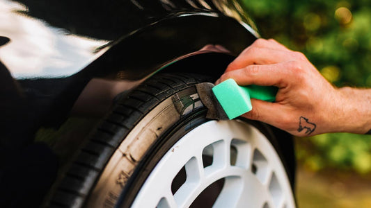 Comment faire briller tes pneus comme un pro ? Astuces simples, produits stylés et bonus cadeaux